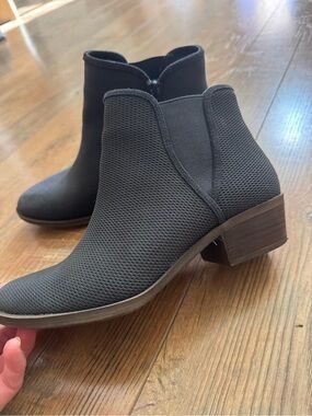 Kensie Gerona textile/leather Women's Ankle Boots-Sleek Textured Design size 7